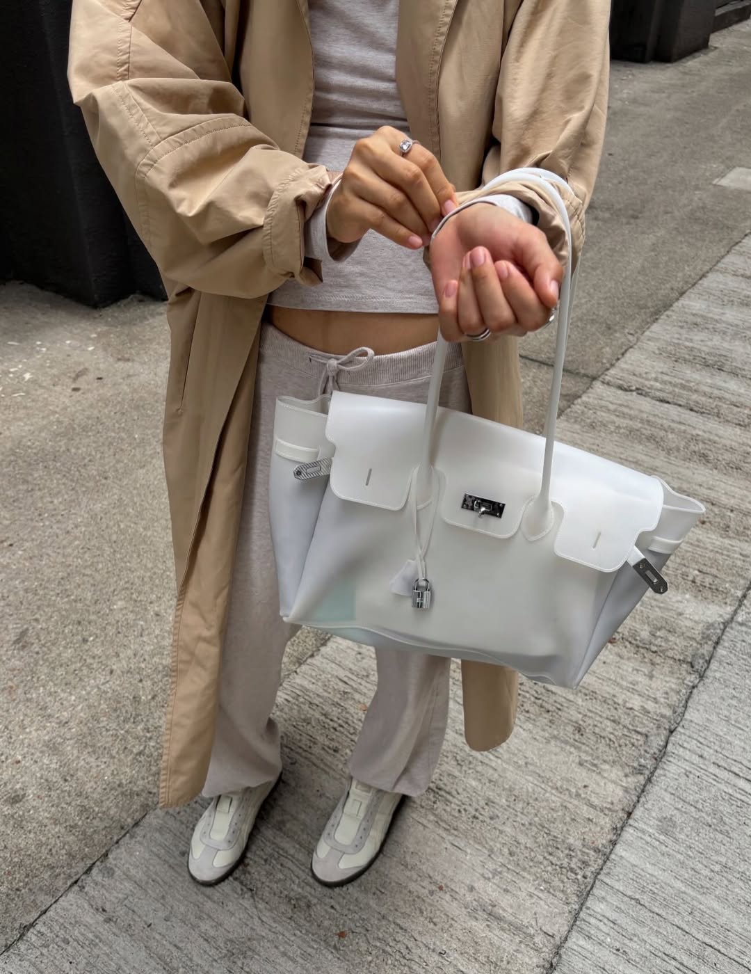 Chiếc "t&uacute;i thạch" đang khiến hội g&aacute;i xinh mặc đẹp ph&aacute;t sốt: Kiểu d&aacute;ng giống Herm&egrave;s Birkin nhưng gi&aacute; chỉ gần 2 triệu đồng- Ảnh 9.