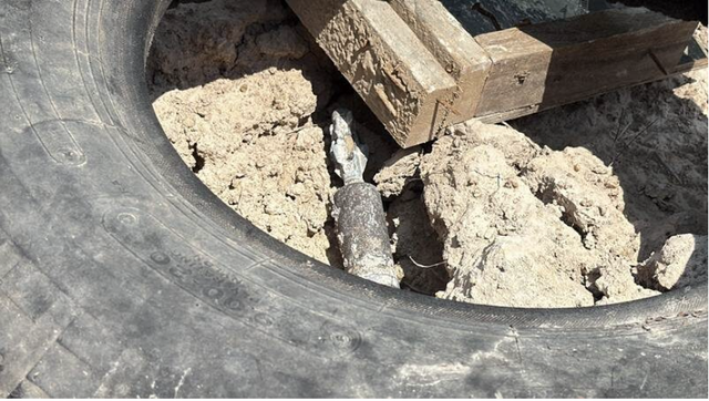 Đang đứng cạnh xe trộn b&ecirc; t&ocirc;ng, thợ hồ bỗng ph&aacute;t hiện thứ rơi ra b&ecirc;n dưới: Vừa nh&igrave;n kỹ đ&atilde; vội th&aacute;o chạy- Ảnh 2.