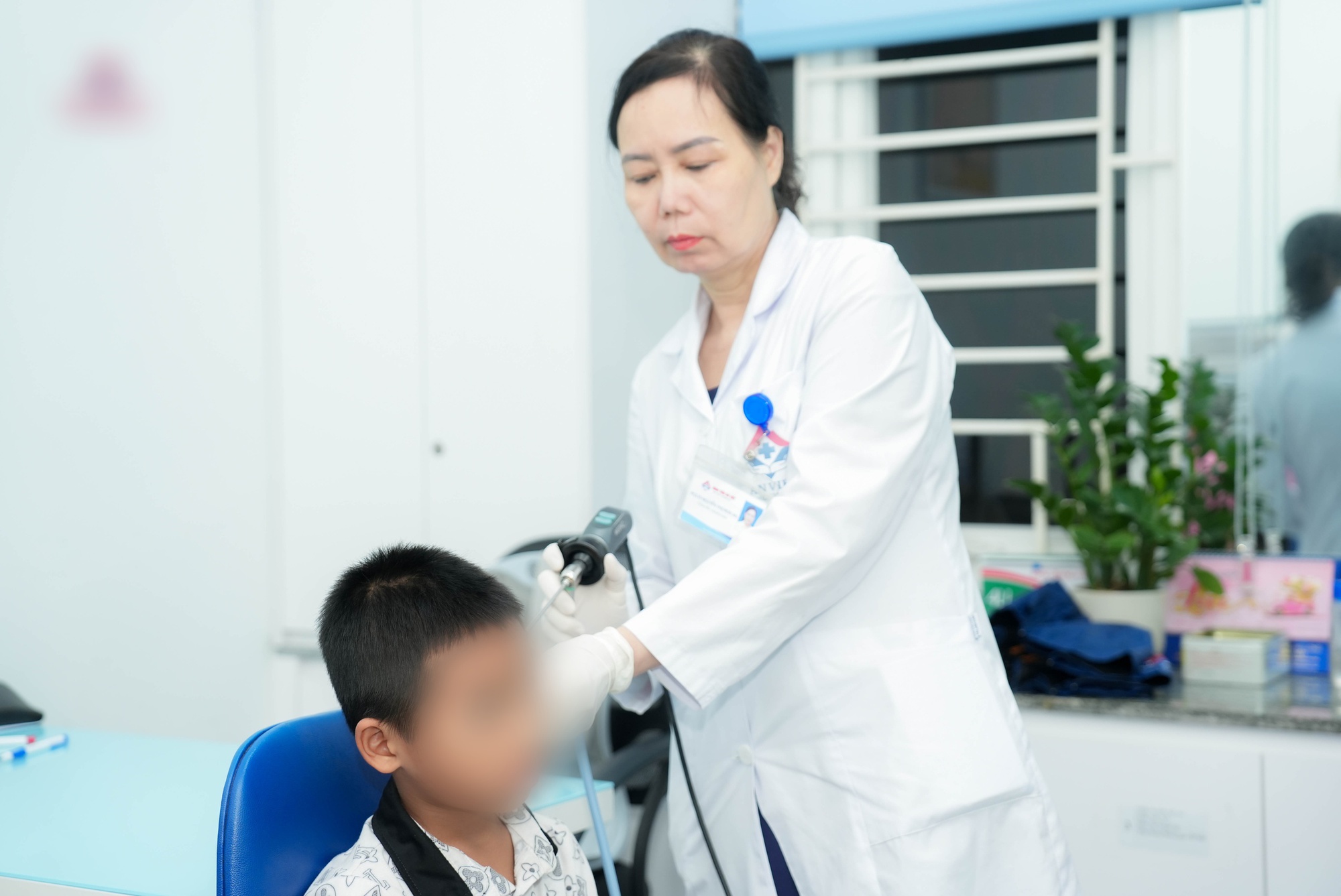 Đi bơi m&ugrave;a h&egrave; nhiều trẻ nhập viện v&igrave; vi&ecirc;m tai, b&aacute;c sĩ khuy&ecirc;n cha mẹ n&ecirc;n tr&aacute;nh điều n&agrave;y- Ảnh 1.