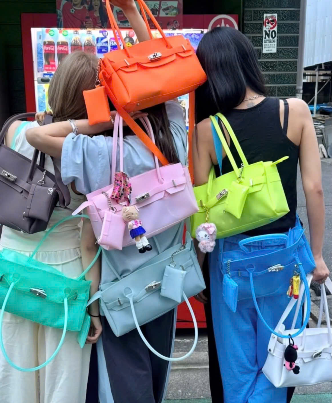 Chiếc "t&uacute;i thạch" đang khiến hội g&aacute;i xinh mặc đẹp ph&aacute;t sốt: Kiểu d&aacute;ng giống Herm&egrave;s Birkin nhưng gi&aacute; chỉ gần 2 triệu đồng- Ảnh 1.