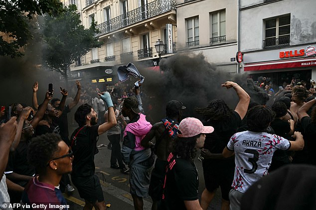 Đám đông điên cuồng đập phá, đốt xe trên đường phố Paris trong đêm ăn mừng chiến thắng của PSG: Huy động 22.000 cảnh sát, bắt 130 người- Ảnh 12. Đám đông điên cuồng đập phá, đốt xe trên đường phố Paris trong đêm ăn mừng chiến thắng của PSG: Huy động 22.000 cảnh sát, bắt 130 người- Ảnh 12.