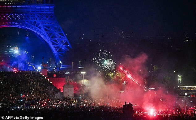 Đám đông điên cuồng đập phá, đốt xe trên đường phố Paris trong đêm ăn mừng chiến thắng của PSG: Huy động 22.000 cảnh sát, bắt 130 người- Ảnh 6. Đám đông điên cuồng đập phá, đốt xe trên đường phố Paris trong đêm ăn mừng chiến thắng của PSG: Huy động 22.000 cảnh sát, bắt 130 người- Ảnh 6.