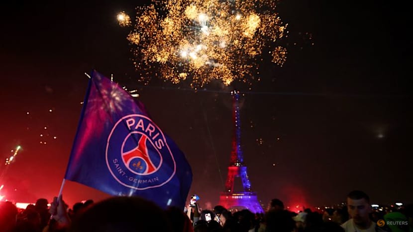 Đám đông điên cuồng đập phá, đốt xe trên đường phố Paris trong đêm ăn mừng chiến thắng của PSG: Huy động 22.000 cảnh sát, bắt 130 người- Ảnh 2. Đám đông điên cuồng đập phá, đốt xe trên đường phố Paris trong đêm ăn mừng chiến thắng của PSG: Huy động 22.000 cảnh sát, bắt 130 người- Ảnh 2.