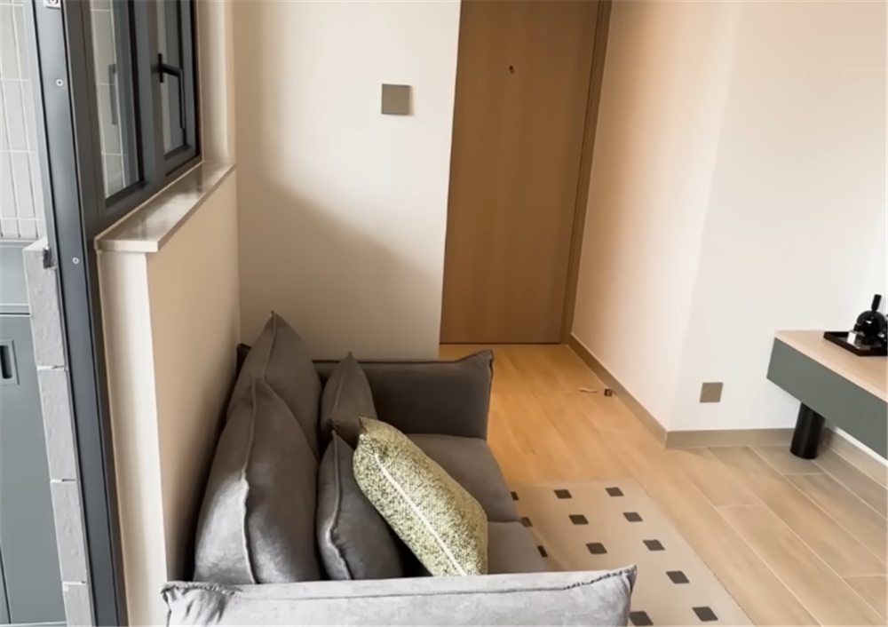 C&ocirc; g&aacute;i trẻ khoe căn hộ 20m&sup2; nhỏ hơn 2 chỗ đậu xe nhưng vẫn đủ ph&ograve;ng kh&aacute;ch, bếp, ph&ograve;ng ngủ v&agrave; cả ban c&ocirc;ng khiến nhiều người bất ngờ- Ảnh 3.