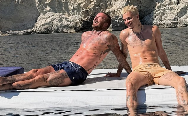 Bố 4 con, tuổi ngo&agrave;i 50 - David Beckham cởi trần khoe body săn chắc nằm phơi nắng tr&ecirc;n du thuyền 16 triệu bảng Anh, visual kh&ocirc;ng tuổi l&agrave; c&oacute; thật!- Ảnh 1.