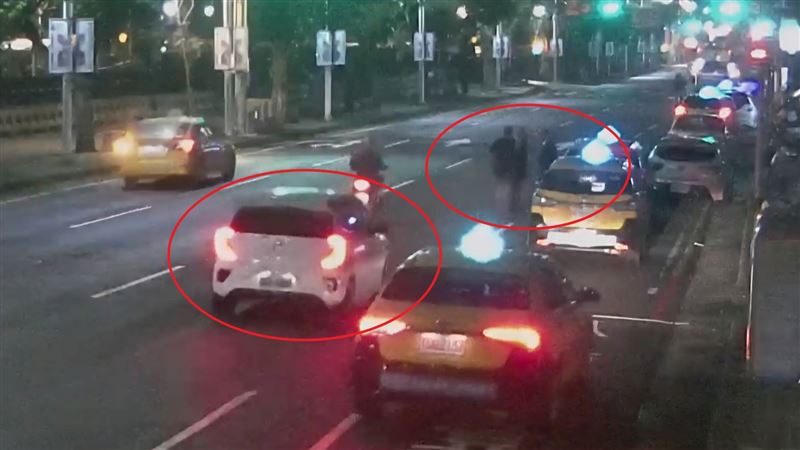 CCTV vụ nam ca sĩ gen Z chở bạn g&aacute;i t&ocirc;ng t&agrave;i xế đang đứng chờ kh&aacute;ch, bỏ trốn th&igrave; bị người d&acirc;n đuổi theo đập vỡ cửa k&iacute;nh- Ảnh 1.
