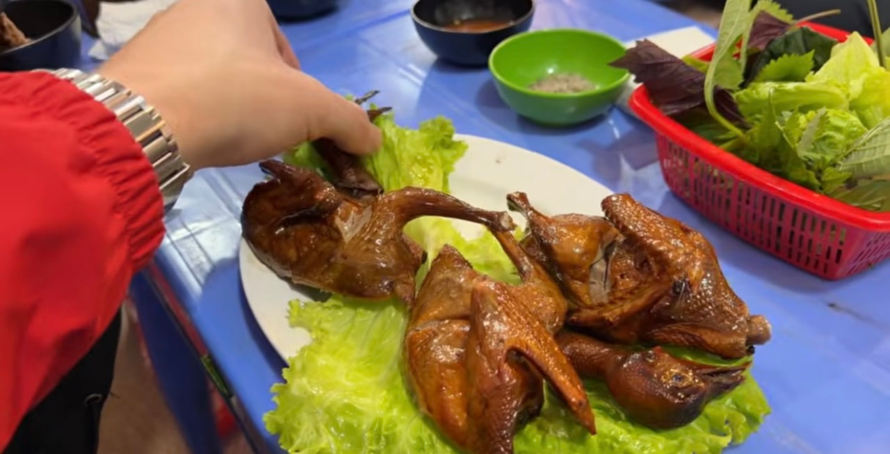 Kh&aacute;ch T&acirc;y đến Việt Nam chi 300.000 đồng cho 2 con chim c&acirc;u vỉa h&egrave;, khen ngon như bữa tiệc thịnh soạn- Ảnh 1.