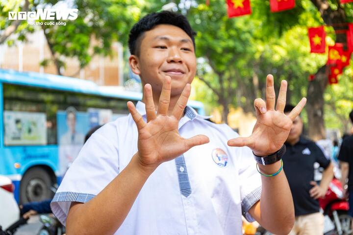 Nụ cười v&agrave; nước mắt tiếc nuối của sĩ tử H&agrave; Nội sau m&ocirc;n thi cuối lớp 10 - Ảnh 5.