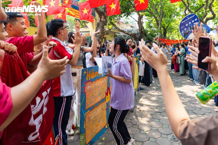 Nụ cười v&agrave; nước mắt tiếc nuối của sĩ tử H&agrave; Nội sau m&ocirc;n thi cuối lớp 10 - Ảnh 14.