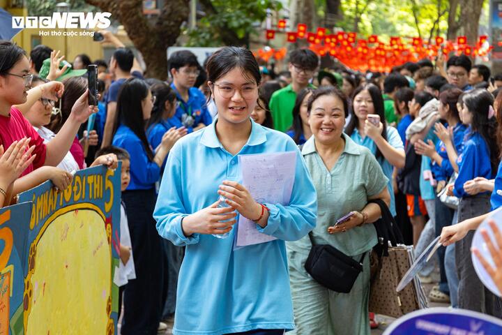 Nụ cười v&agrave; nước mắt tiếc nuối của sĩ tử H&agrave; Nội sau m&ocirc;n thi cuối lớp 10 - Ảnh 15.