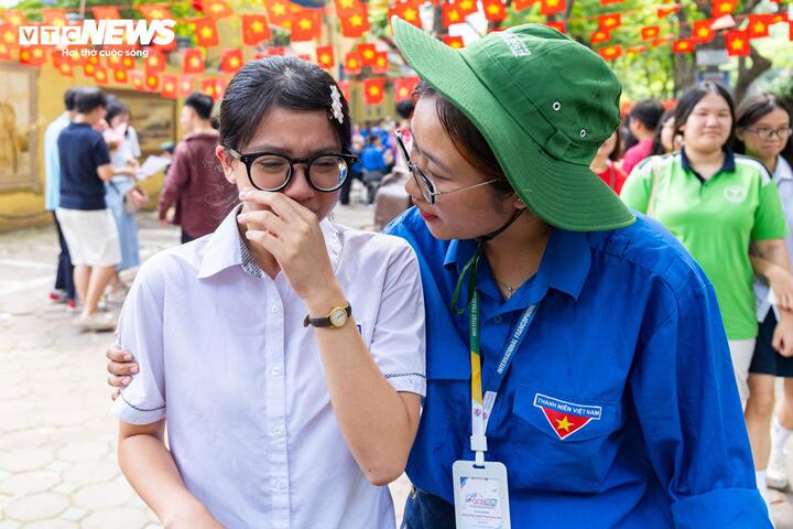 Nụ cười v&agrave; nước mắt tiếc nuối của sĩ tử H&agrave; Nội sau m&ocirc;n thi cuối lớp 10 - Ảnh 13.