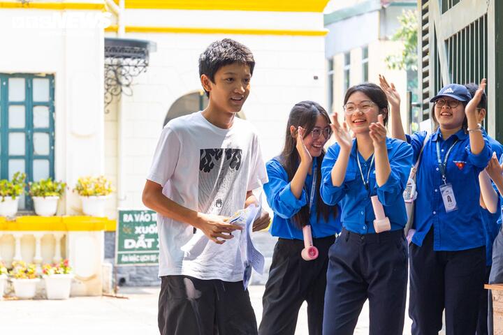 Nụ cười v&agrave; nước mắt tiếc nuối của sĩ tử H&agrave; Nội sau m&ocirc;n thi cuối lớp 10 - Ảnh 4.
