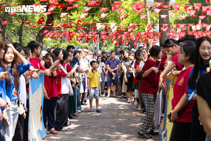 Nụ cười v&agrave; nước mắt tiếc nuối của sĩ tử H&agrave; Nội sau m&ocirc;n thi cuối lớp 10 - Ảnh 1.