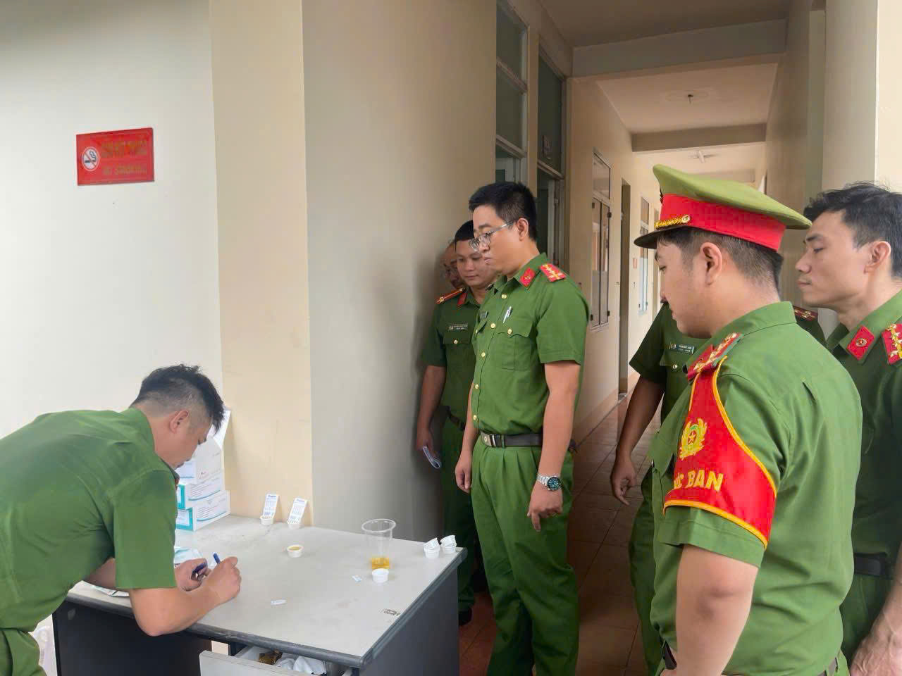Kiểm tra ma t&uacute;y Dĩ An ph&aacute;t hiện 2 người dương t&iacute;nh tại phường đ&ocirc;ng d&acirc;n TPHCM - Ảnh 2.
