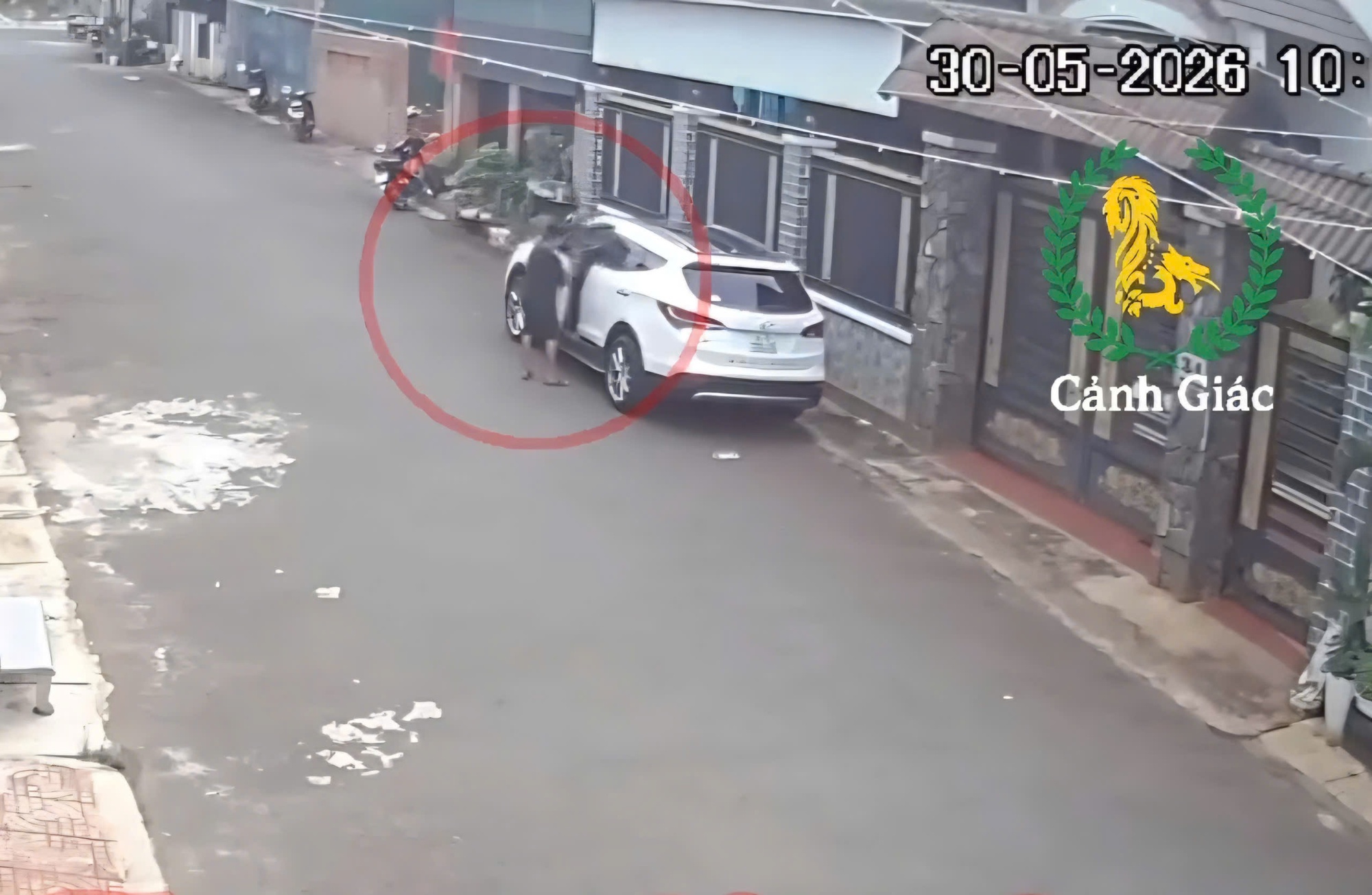 CLIP: Ch&aacute;u trai 12 tuổi l&aacute;i &ocirc; t&ocirc; qua nhiều hẻm, khiến nhiều người th&oacute;t tim - Ảnh 1.