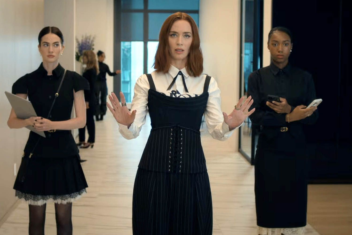 Coach bị mỉa mai th&acirc;m th&uacute;y trong The Devil Wears Prada 2- Ảnh 2.
