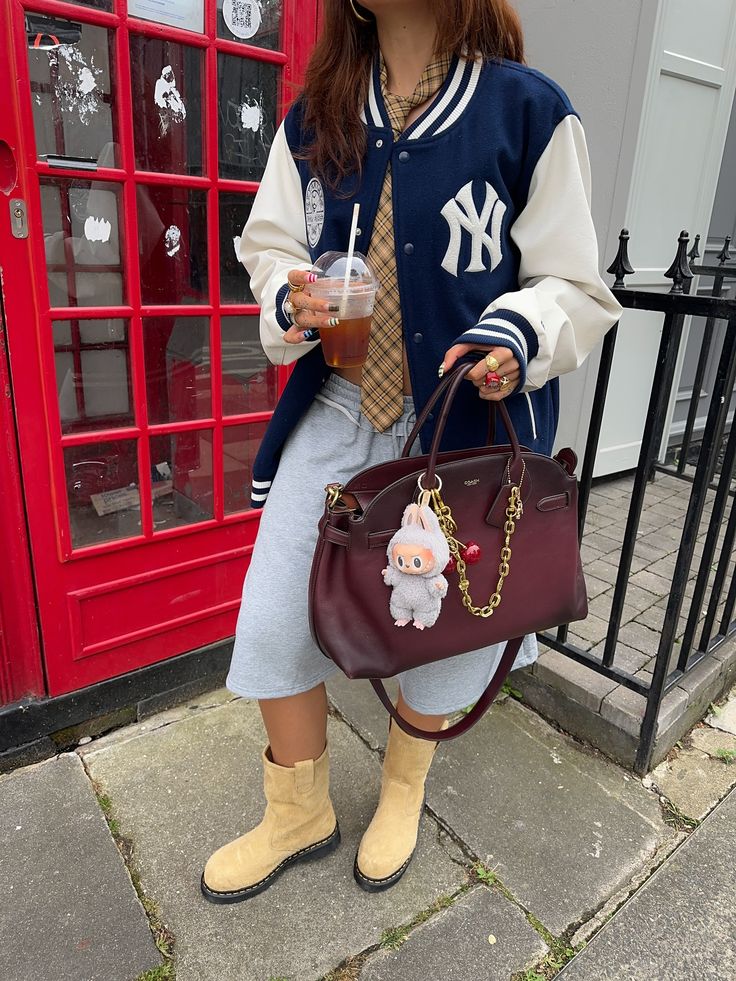 Coach bị mỉa mai th&acirc;m th&uacute;y trong The Devil Wears Prada 2- Ảnh 1.