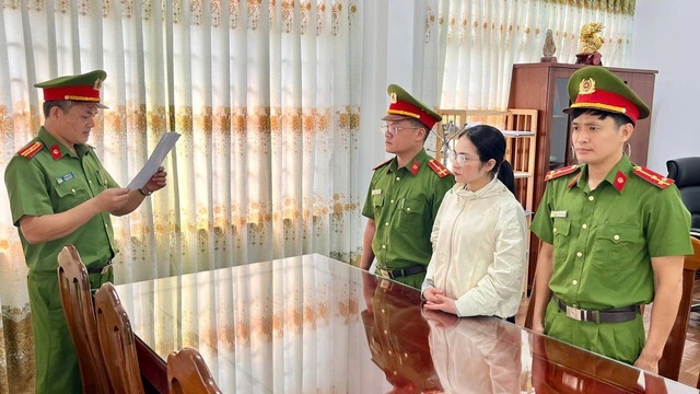 Thi h&agrave;nh lệnh bắt tạm giam kế to&aacute;n mầm non Nguyễn Thị Thu H&agrave; SN 1987 - Ảnh 1.