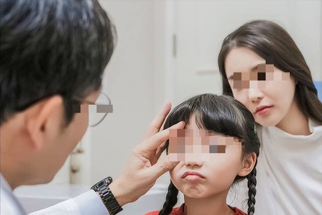 B&eacute; g&aacute;i mắt một m&iacute; đột nhi&ecirc;n "biến" th&agrave;nh hai m&iacute;: Bố mẹ vui mừng nhưng b&aacute;c sĩ hoảng hốt: Sao giờ mới cho đi kh&aacute;m?- Ảnh 1.