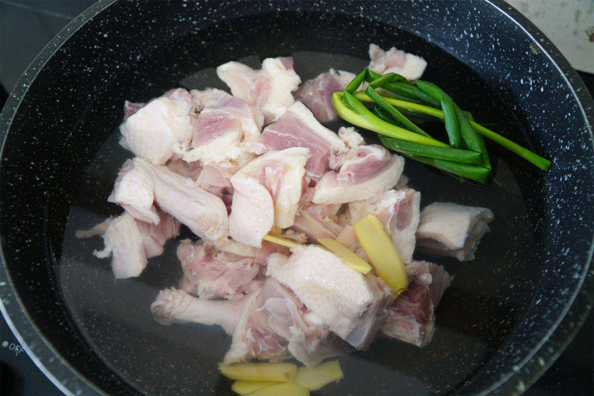 5 sai lầm khiến thịt c&agrave;ng nấu c&agrave;ng dai, nhất l&agrave; lỗi số 1 ai cũng tưởng đ&uacute;ng - Ảnh 1.
