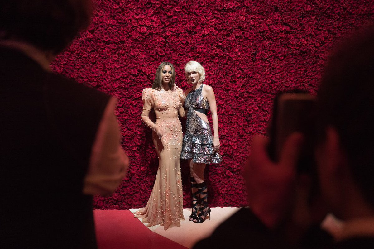 Bức ảnh quyền lực 10 năm chưa thể t&igrave;m lại ở Met Gala: Hai đại gia gi&agrave;u nhất showbiz, so k&egrave; cực căng vị thế số 1 - Ảnh 1.