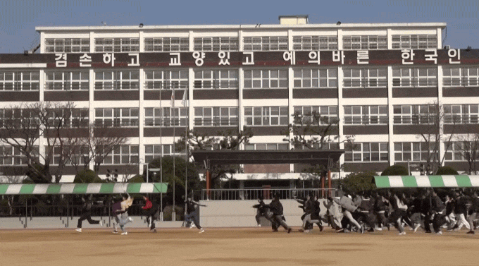 5 mỹ nam quậy nhất hiện tại bị 500 người "v&acirc;y đ&aacute;nh", nhạc chưa nghe đ&atilde; hết - Ảnh 4.