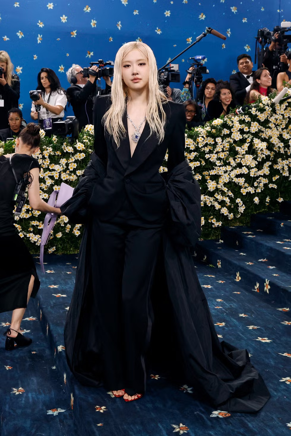 Ros&eacute; quyết t&acirc;m &ldquo;ch&igrave;m nghỉm&rdquo; giữa Met Gala 2026: Khi an to&agrave;n trở th&agrave;nh con dao hai lưỡi - Ảnh 6.