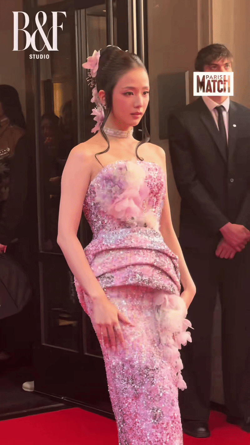 Rất khen Jisoo, debut Met Gala 2026 xuất sắc kh&ocirc;ng c&oacute; điểm g&igrave; phải ch&ecirc;! - Ảnh 9.
