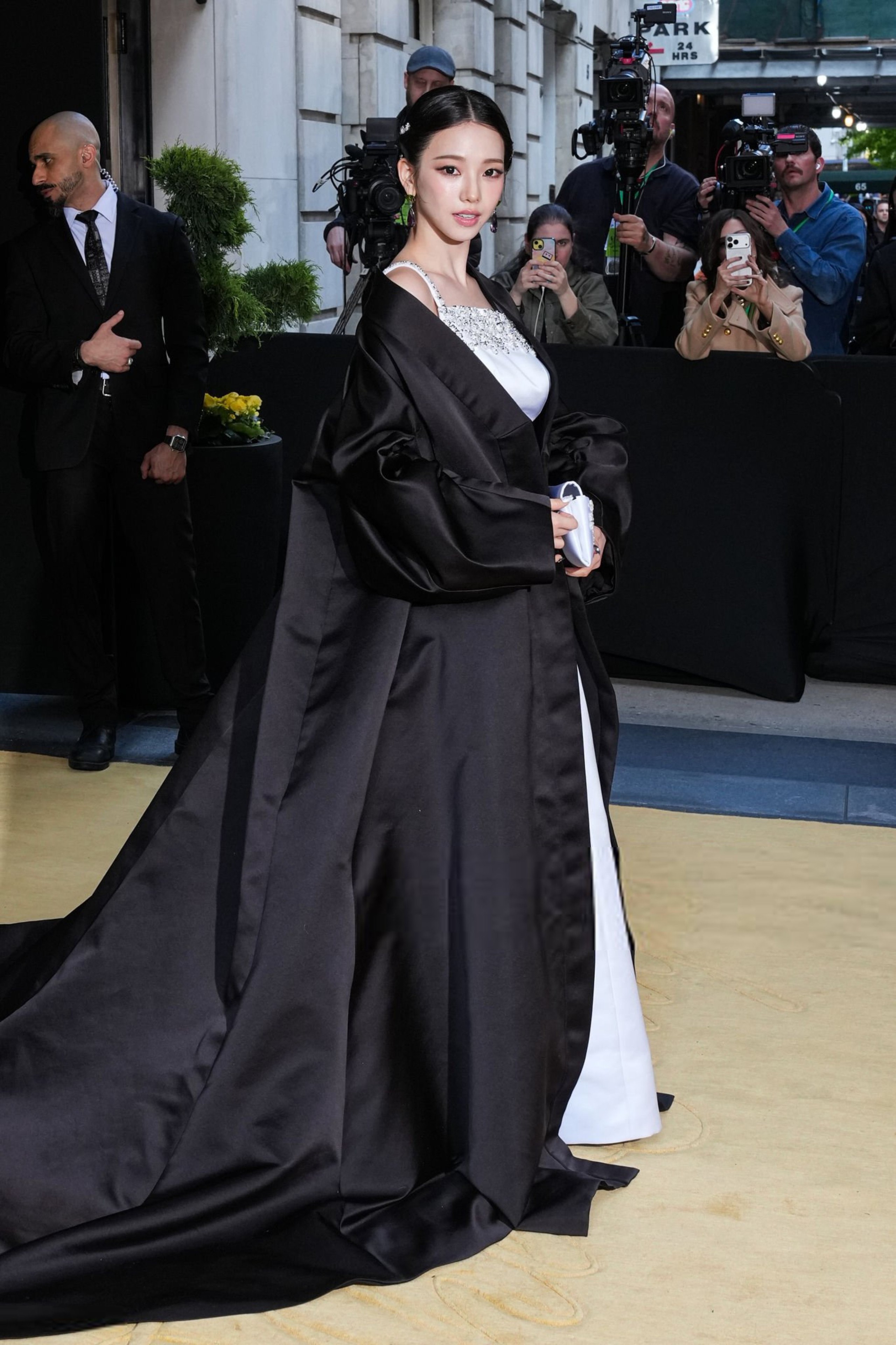 Met Gala 2026: Tượng tạc, thiết kế điêu khắc cơ thể ngập tràn, BLACKPINK vẫn là trung tâm bàn tán