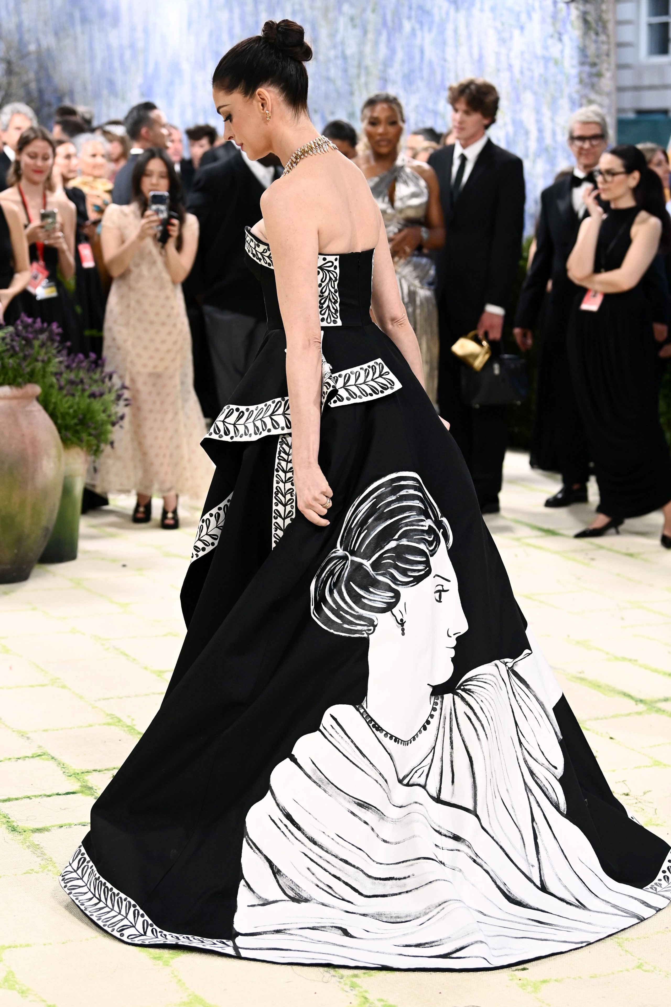 Met Gala 2026: Tượng tạc, thiết kế điêu khắc cơ thể ngập tràn ...