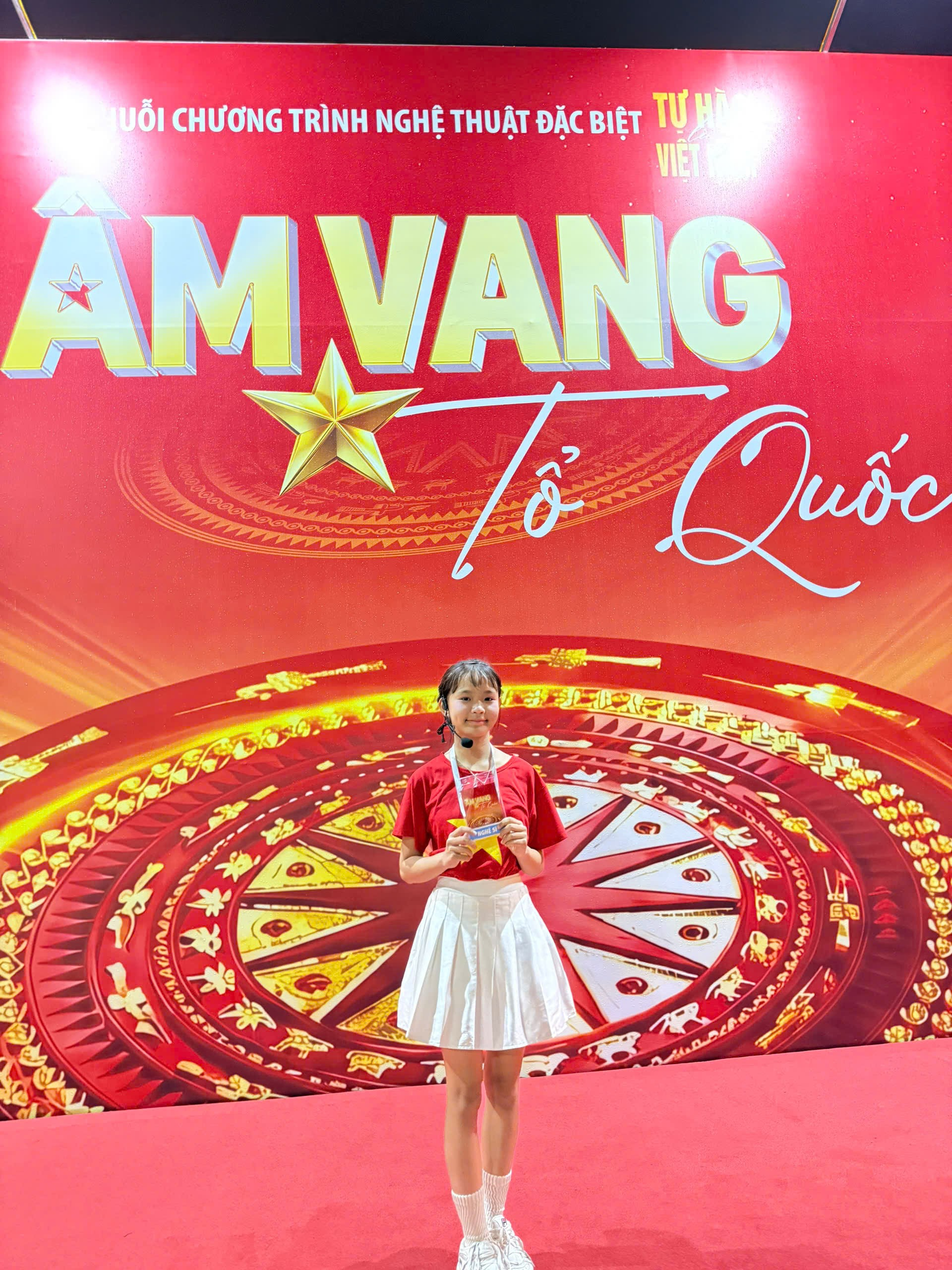 Cho&aacute;ng với profile &ldquo;con nh&agrave; người ta&rdquo;: C&ocirc; b&eacute; 13 tuổi g&acirc;y sốt tại concert quốc gia 2026 - Ảnh 6.