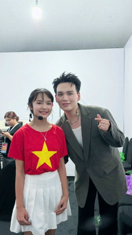 Cho&aacute;ng với profile &ldquo;con nh&agrave; người ta&rdquo;: C&ocirc; b&eacute; 13 tuổi g&acirc;y sốt tại concert quốc gia 2026 - Ảnh 7.