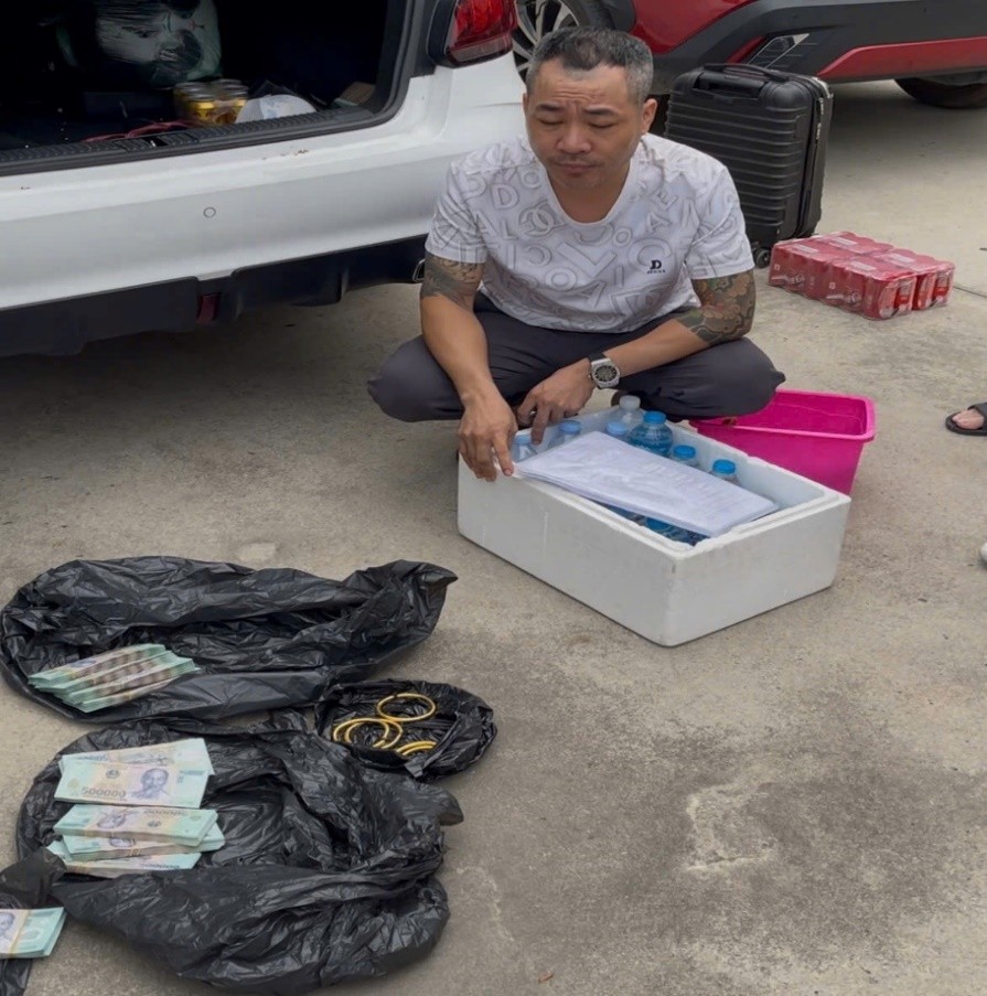 Mang 2,4 kg v&agrave;ng trong t&uacute;i vải, Ho&agrave;ng Tuấn Anh SN 1991 ngay lập tức bị bắt - Ảnh 2.