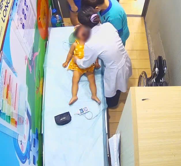 Bác sĩ trung tâm tiêm chủng Long Châu kể lại khoảnh khắc “tranh thủ từng giây” cứu nguy cháu bé bị sặc sữa - Ảnh 1.