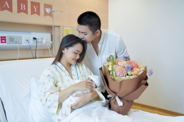 Vợ chồng TikToker Linda Ng&ocirc; &ndash; Phong Đạt ch&agrave;o đ&oacute;n con trai đầu l&ograve;ng - Ảnh 2.