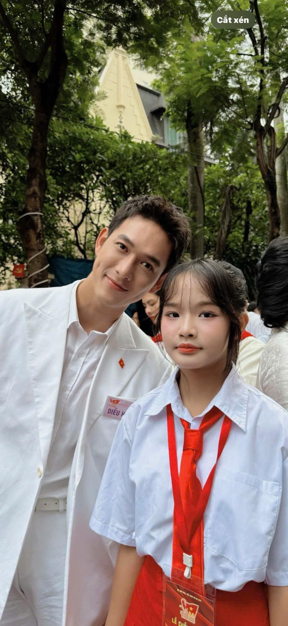Cho&aacute;ng với profile &ldquo;con nh&agrave; người ta&rdquo;: C&ocirc; b&eacute; 13 tuổi g&acirc;y sốt tại concert quốc gia 2026 - Ảnh 1.