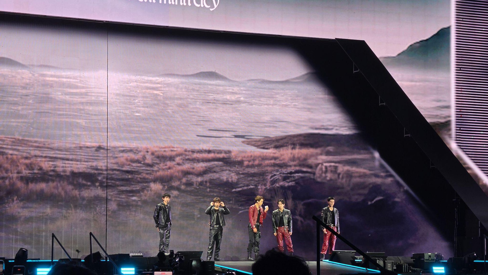 Zoom cận visual kh&ocirc;ng tuổi của EXO: Trải nghiệm concert đẳng cấp c&ugrave;ng camera Galaxy S26 Ultra. - Ảnh 1.