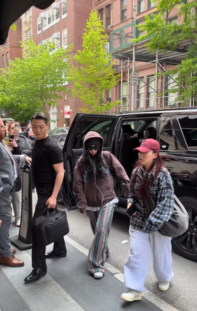 Cập nhật Met Gala 2026: Jisoo, Lisa c&ugrave;ng d&agrave;n sao lần lượt xuất hiện, đường phố New York trở th&agrave;nh "đấu trường" thời trang - Ảnh 3.