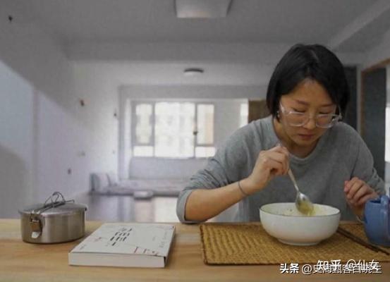 C&ocirc; g&aacute;i sống trong căn hộ 88m&sup2; chỉ c&oacute; 6 m&oacute;n nội thất: Từ nghiện mua sắm th&agrave;nh người theo đuổi lối sống &ldquo;kh&ocirc;ng ti&ecirc;u d&ugrave;ng&rdquo;- Ảnh 1.