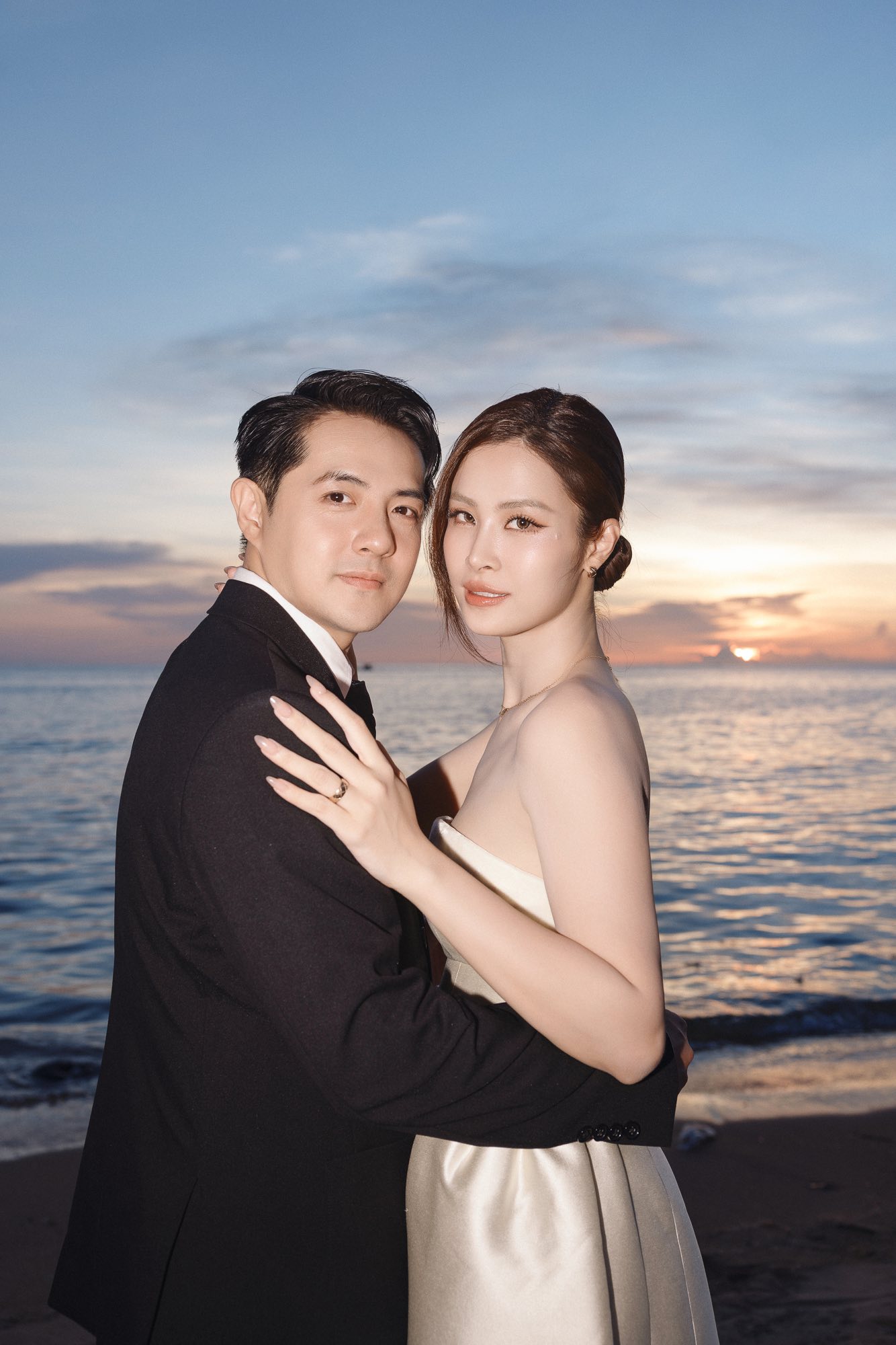 Thiếu gia tập đo&agrave;n nhựa cưới vợ mỹ nh&acirc;n showbiz: Chuyện t&igrave;nh ngỡ như cổ t&iacute;ch, tổ ấm bạc tỷ khiến ai cũng trầm trồ- Ảnh 1.