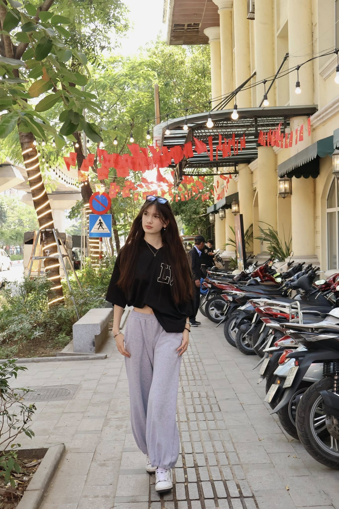Em gái người mẫu của thủ môn Lâm Tây khoe visual mỹ nhân trên du thuyền, body "nét căng", vòng eo "con kiến" - áº¢nh 8.