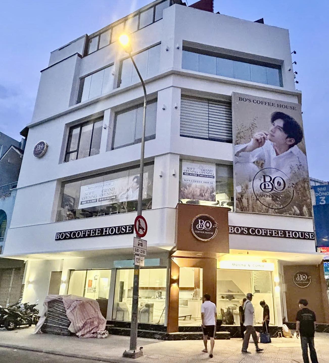Nơi b&aacute;n c&agrave; ph&ecirc; của nam ca sĩ 50 tuổi nổi đ&igrave;nh đ&aacute;m một thời ở phường T&acirc;n Định, TP.HCM- Ảnh 2.