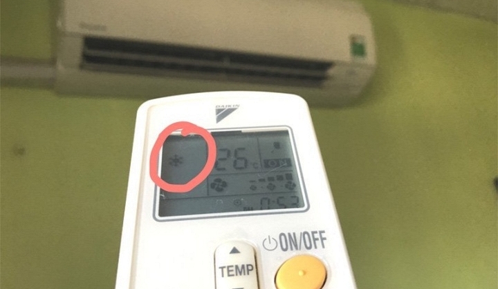 Bật điều h&ograve;a kiểu n&agrave;y vừa tốn điện vừa ảnh hưởng sức khỏe: EVN cảnh b&aacute;o - Ảnh 1.