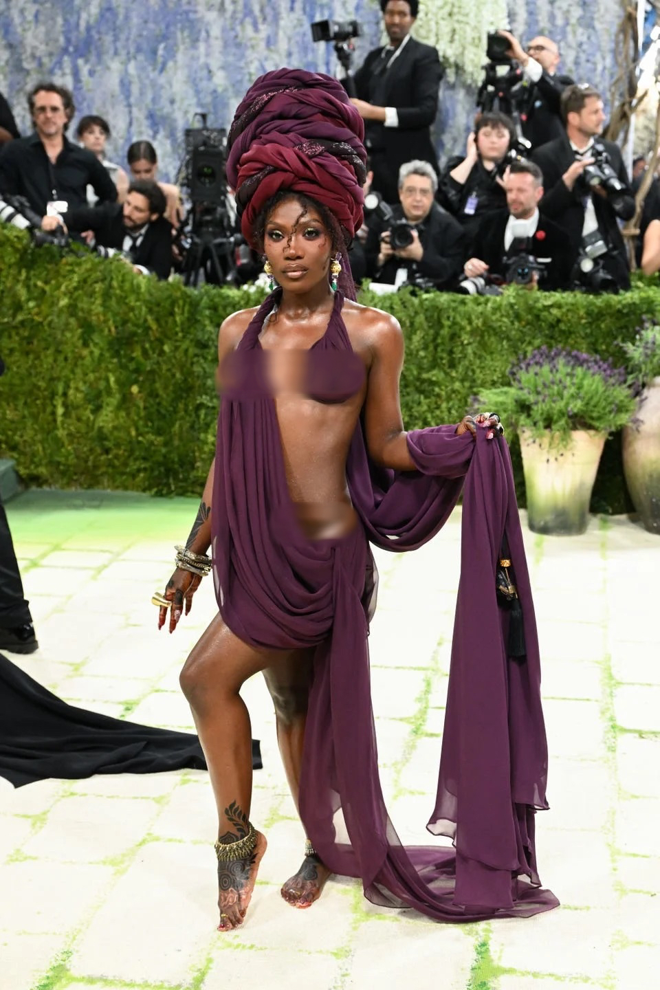 7 m&agrave;n l&ecirc;n đồ hở bạo nhất Met Gala 2026: Kylie Jenner, Tyla chưa bằng t&igrave;nh cũ Ronaldo - Ảnh 13.