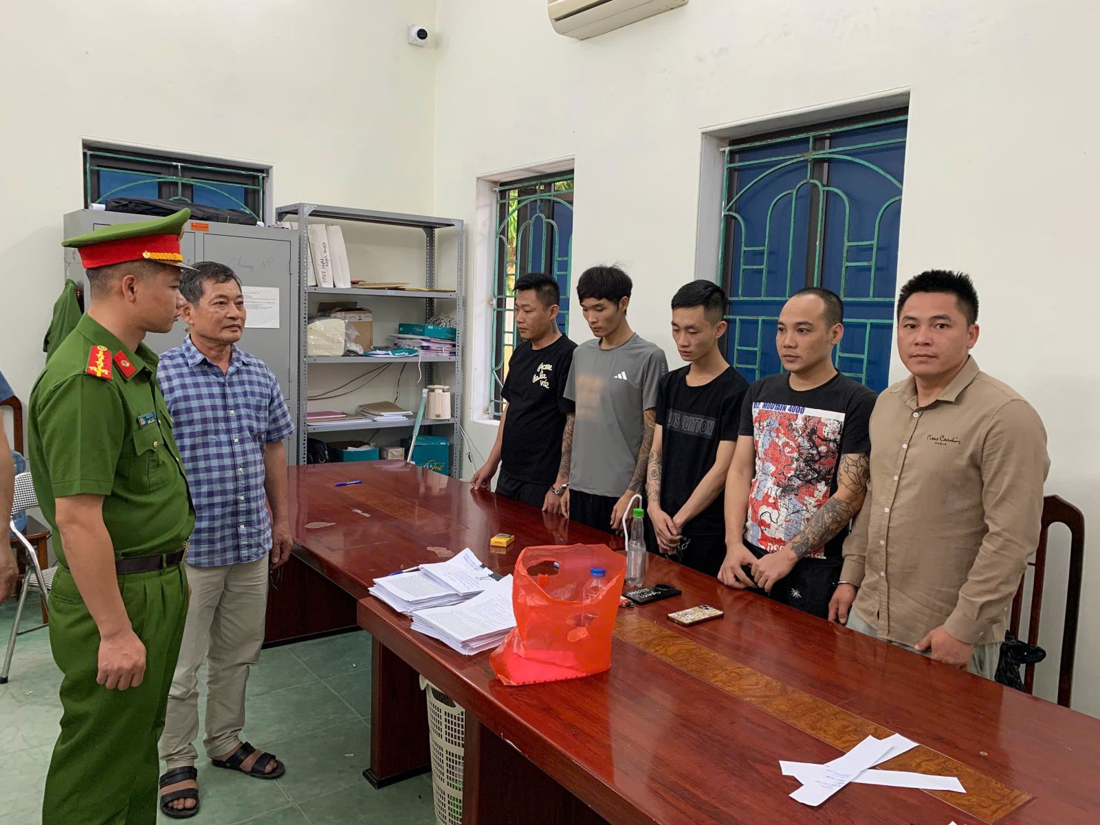 Kiểm tra chỗ ở, bắt chủ nh&agrave; Nguyễn Văn Dương v&agrave; 3 người- Ảnh 1.
