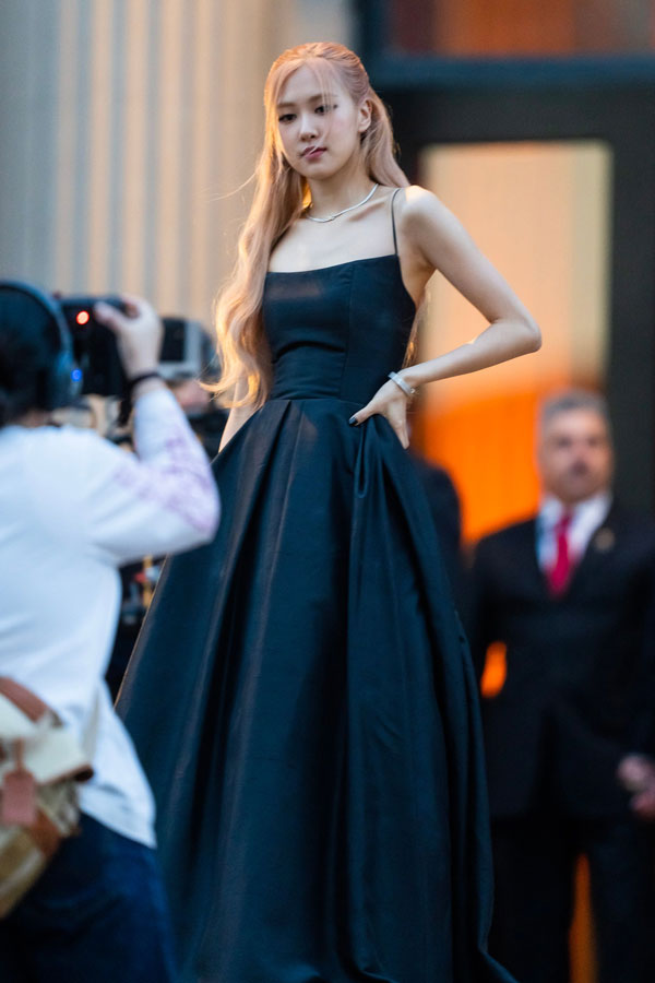 Ros&eacute; cứ đi thảm đỏ m&agrave; nh&agrave;n t&ecirc;nh thế n&agrave;y th&igrave; dẫu l&agrave; fan cũng kh&ocirc;ng khỏi ng&aacute;n ngẩm- Ảnh 8.