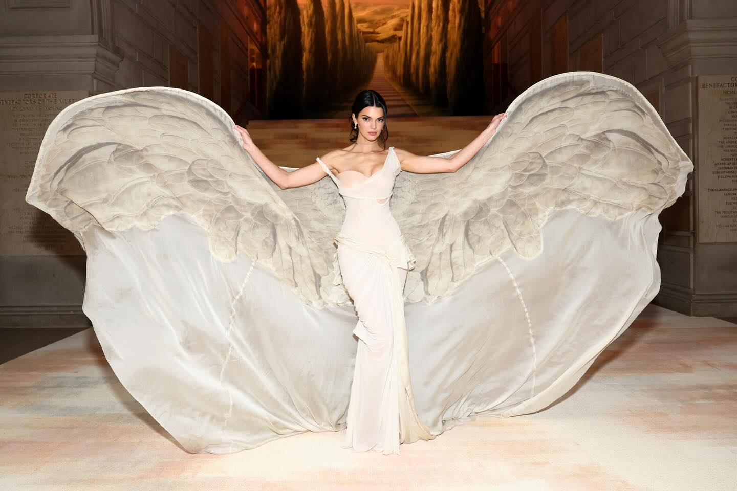 Cảnh lột v&aacute;y nghệ như phim của Kendall Jenner, lẽ ra n&ecirc;n l&agrave;m điều n&agrave;y tr&ecirc;n thảm xanh Met Gala mới phải- Ảnh 3.