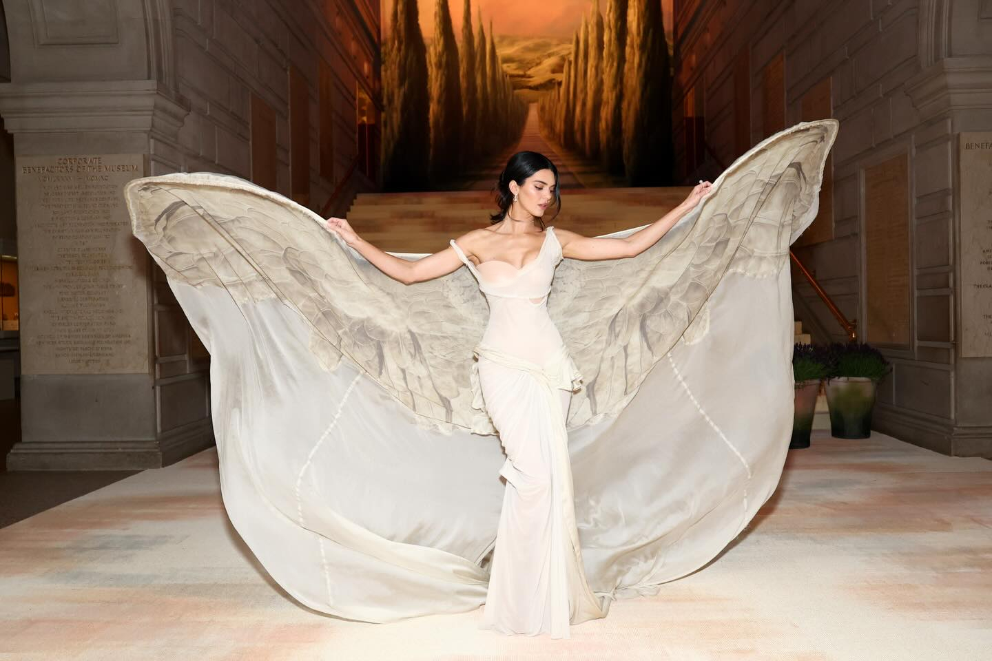 Cảnh lột v&aacute;y nghệ như phim của Kendall Jenner, lẽ ra n&ecirc;n l&agrave;m điều n&agrave;y tr&ecirc;n thảm xanh Met Gala mới phải- Ảnh 4.