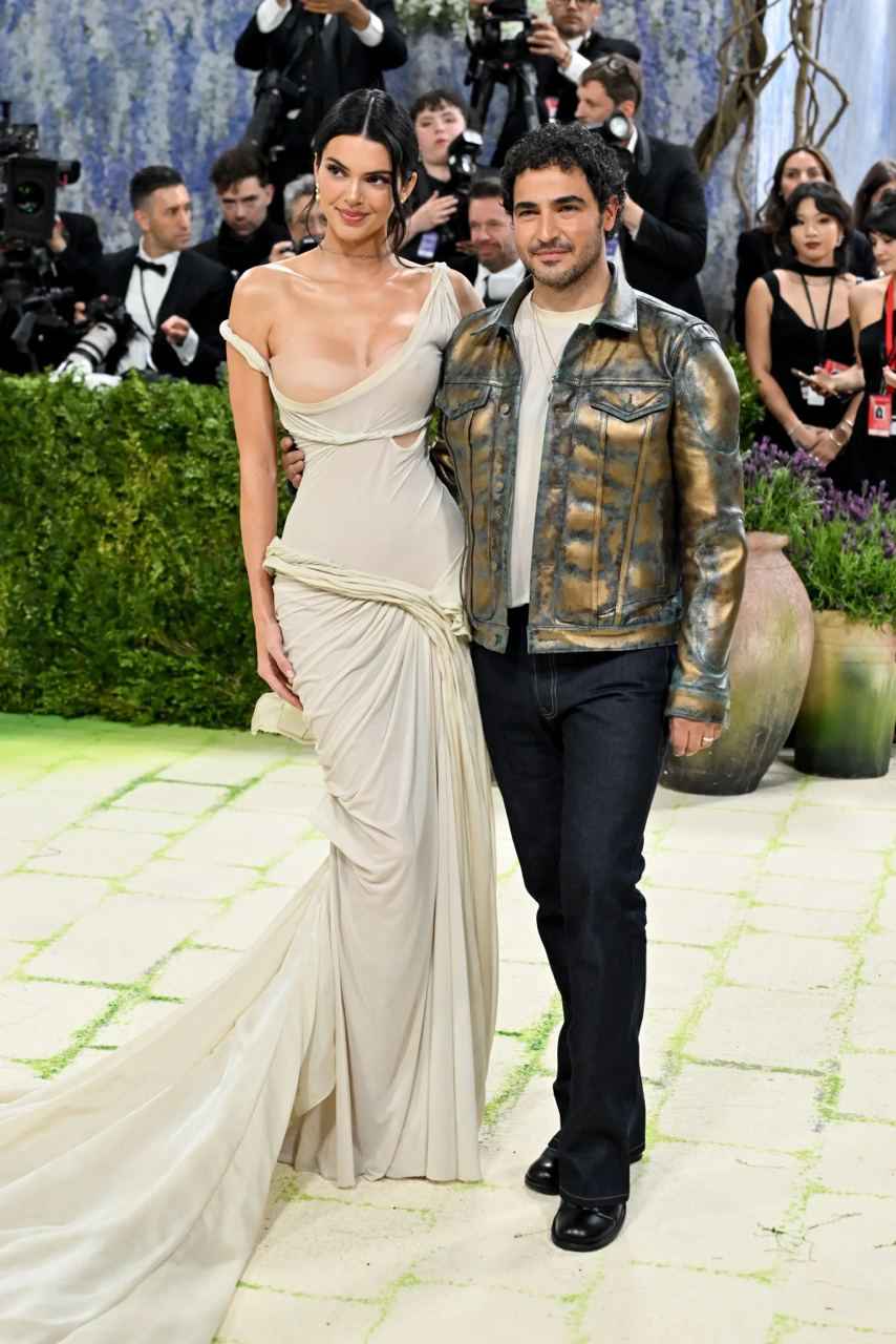 Cảnh lột v&aacute;y nghệ như phim của Kendall Jenner, lẽ ra n&ecirc;n l&agrave;m điều n&agrave;y tr&ecirc;n thảm xanh Met Gala mới phải- Ảnh 10.