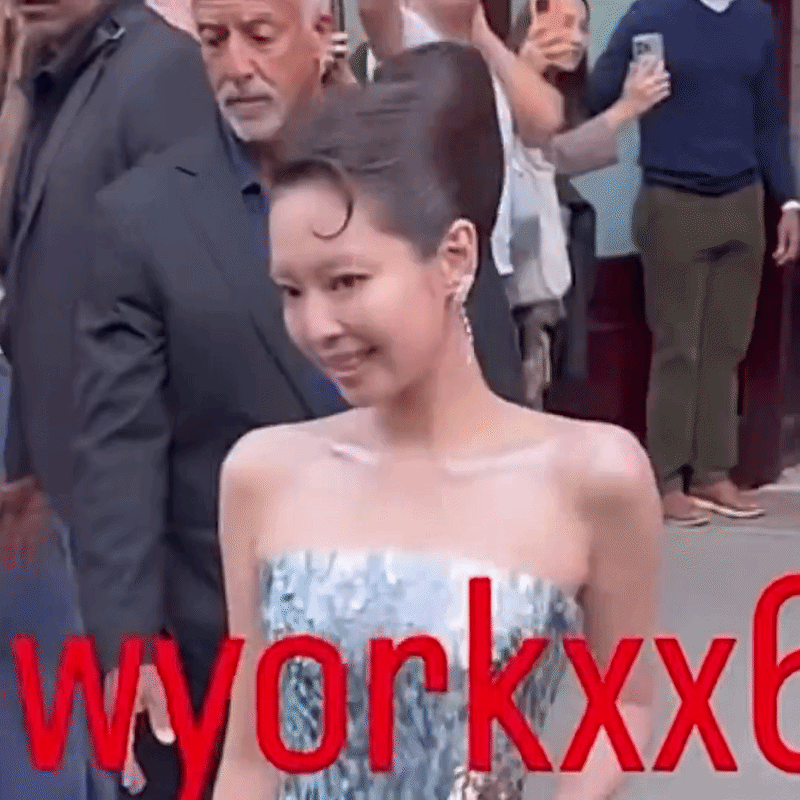 Jennie khiến fan kh&oacute; hiểu tại Met Gala 2026: Xuất hiện k&iacute;n bưng, lộ diện l&agrave; g&acirc;y tranh c&atilde;i - Ảnh 13.